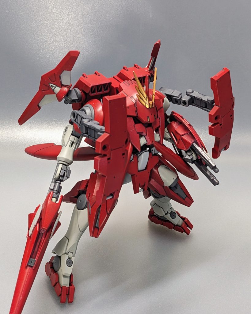 肩部のシールドはアームによって柔軟な方向変更が可能。