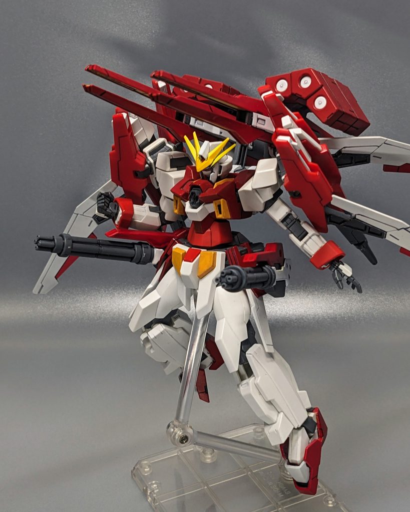 背中にロングレンジランチャーとミサイルポッド を、腰部にガトリングを増設し、射撃性能向上。