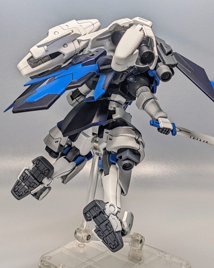 トールギル元来のブースターに加え、脚部にもブースターを増設し加速性能を向上させ、 背中・ブースターのマント風ウイングにより姿勢制御を維持している。加速性能を活かした直線的な突進攻撃が非常に強力であるが、 急旋回と入り組んだ地形での戦闘時には通常のトールギスと同等の性能となる。