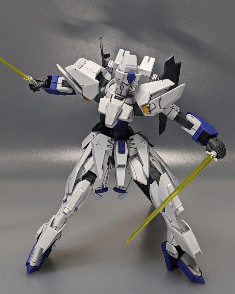 一部リ・ガズィの装備を流用しており、 腕部に2連グレネードランチャー、バックパックにビームサーベルを装備している