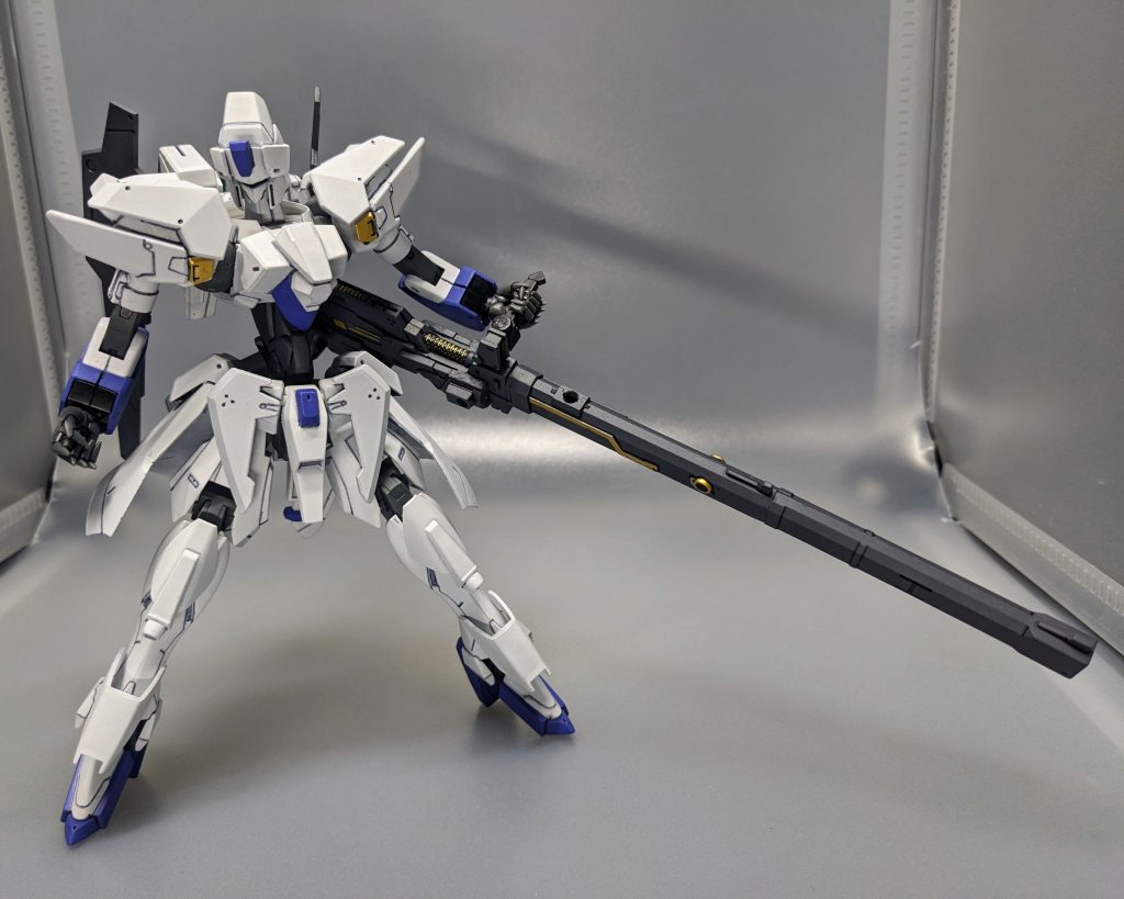 山をも融かす一撃必殺的威力を誇る長距離ビーム兵器「バスターランチャー」を装備している。ガンダムホビーライフ付録の「MG 1/100 G.H.L-M.A.D GUN」を使用してます。