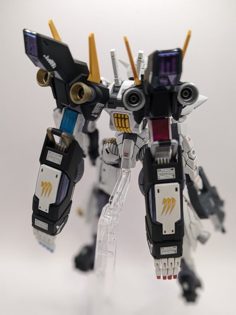 キャリバーンのバックパックに接続パーツを使用して虎の手を2基装備