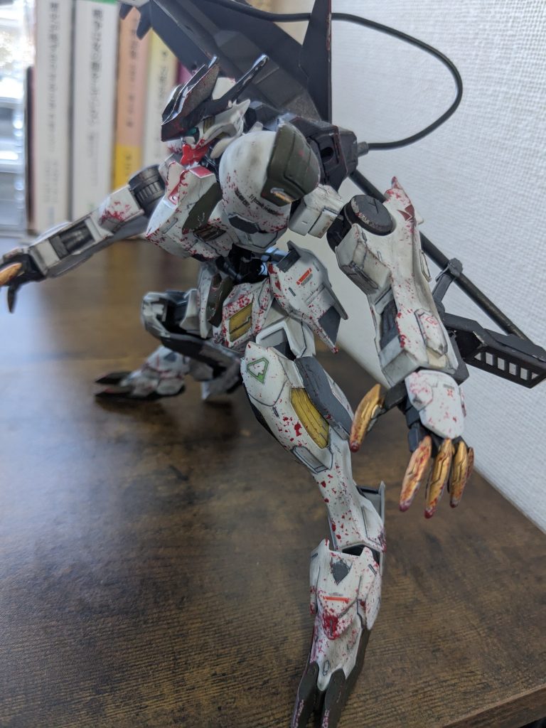 側面。逆関節風の脚部はバルバトスやルプスから獣方向に突き詰めすぎた感じがあってかっこいい。