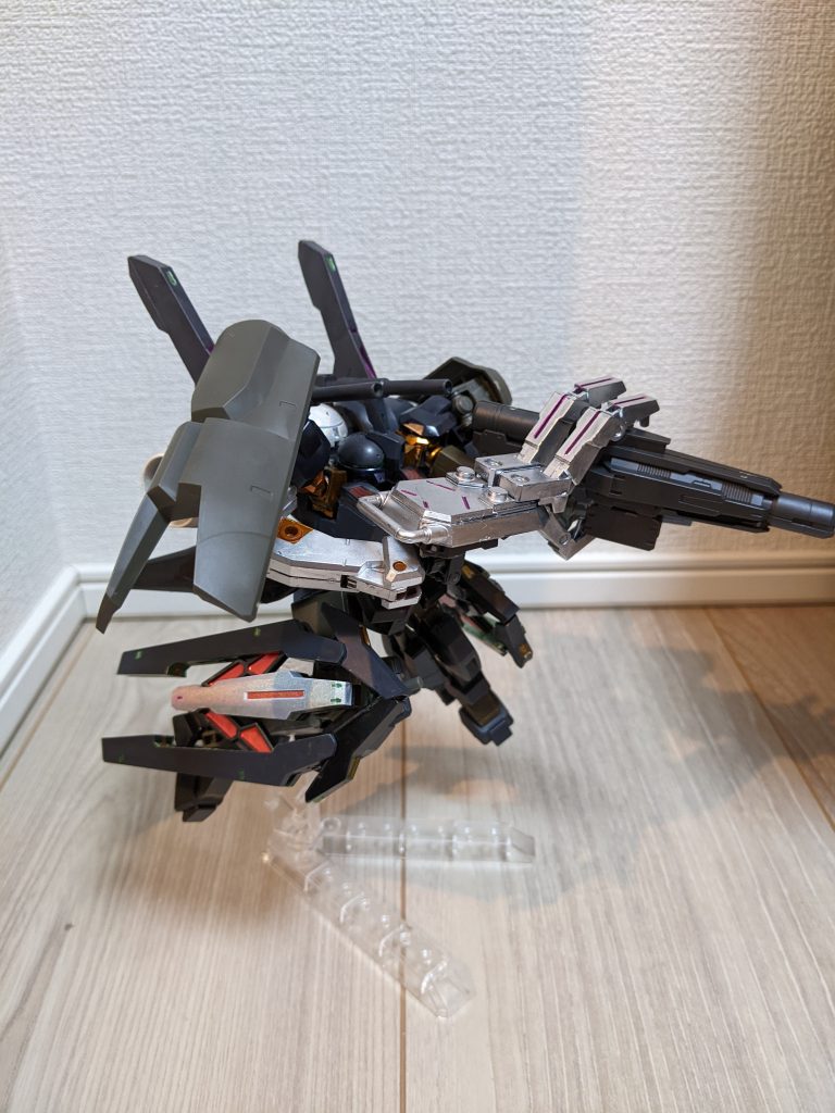 パーメットスコアを上げれば超遠距離射撃も行える。それに耐えうる重装備。ただしパーメットスコアを上げるには捕虜のアーシアンテロリストを加工したパーツを使い捨てる必要がある。