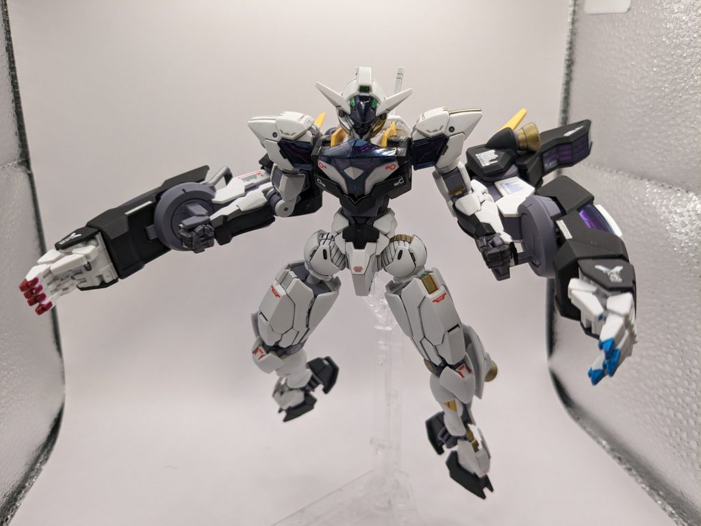 もちろん両腕にも装備できます。グリップは逆手持ちになりますが、指は無改造でちゃんと左手にできます。