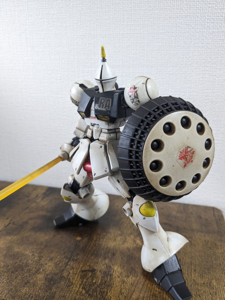 正面RG νガンダム作ったときのリアルスティックデカール余ってたんですが、これが分厚すぎてつや消しの上からもウェザリングに合わせて縁取られちゃって水転写デカールにすべきだったと反省。
