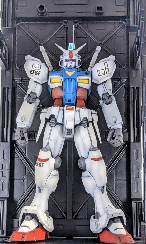 最初の格納庫シーン風。コウ・ウラキがガンダムを見上げるところですね!隣にGP02も並んでいる印象的なシーンです💡