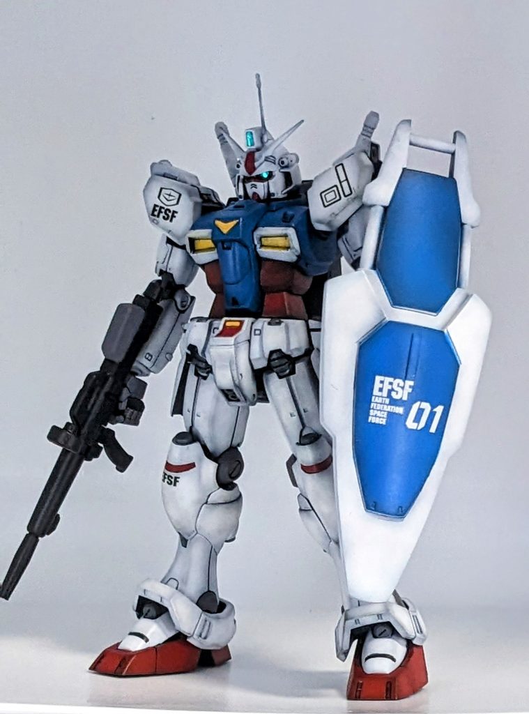 ビームライフルとシールドを装備。ビームライフルのカートリッジは取り外すことができます!予備のカートリッジは2つ有りシールドの裏に付けることができるという無駄な拘り!でもそういうギミックも大好きなので大歓迎です(笑)あとシールドには伸縮ギミックもあるのですが、塗装が確実に剥げるので止めておきます<(_ _)>