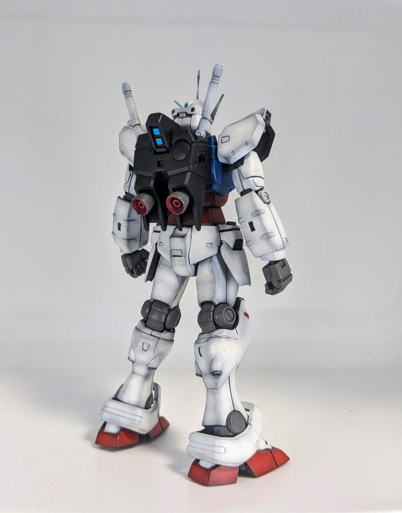 凛々しい後ろ姿。プラモに比べてかなりマッシブに見えます!センサー類には100均のラピーテープを使ってます。