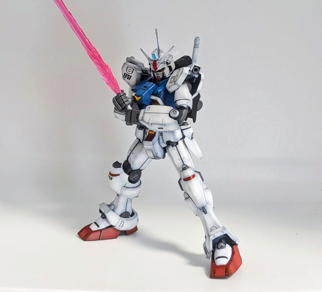 おなじみの構え。ビームサーベルの基部はかなり短いので両手持ちは正直キツいです😂