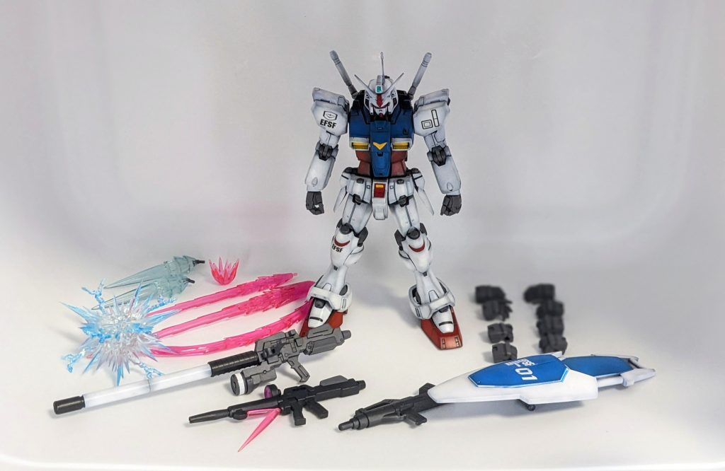 付属品一覧。なんとビームライフルにはビームジュッテのエフェクトまで付いてます!GP02とのビームサーベルつばぜり合い時のエフェクトやバーニアエフェクトまで付属🙀あとこれでもかってくらいハンドパーツが充実。ルンガ砲以外は全部入ってるのでかなり遊べます(^^)/