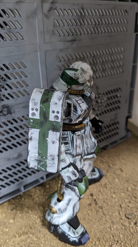 地球連邦の指示通り、白い機体に緑十字を施したザクⅡ改。武装は全て解除してある。