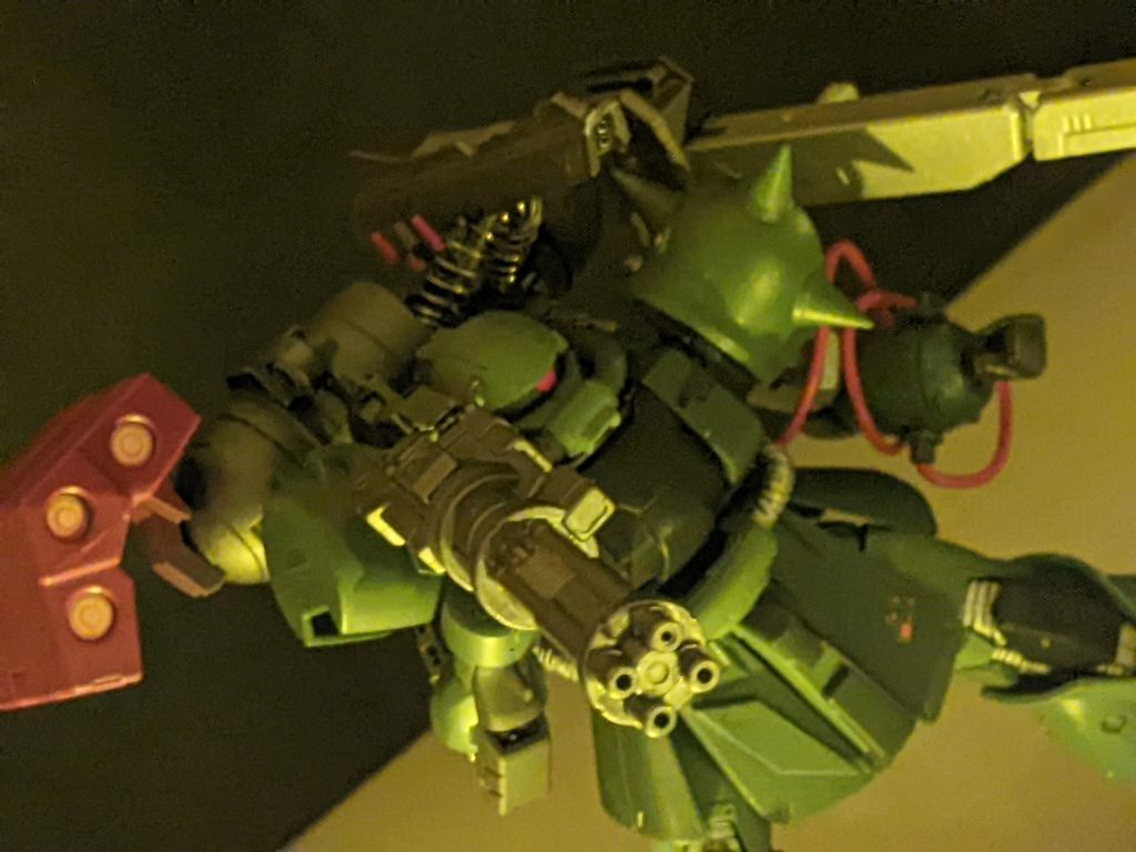 サブアームに持たせることも可能でフルバースト・三連多目ミサイルベイ・小型レールガン