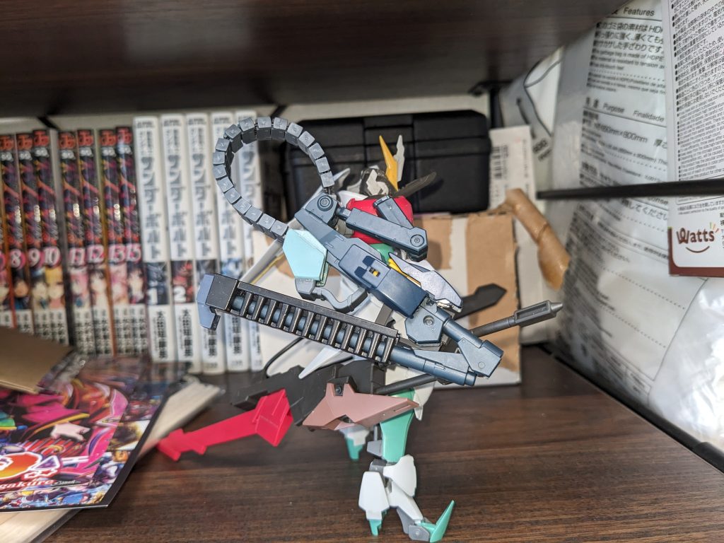 ランチャーにDXの排熱板のジャンクパーツを追加したのとトールギスのテンペストをイメージした長物を装備。突きよりも薙ぎ払う方が性に合うと判断し、レンチメイスをメインにアルケーとルブリスソーンのバーニアを接着した薙刀的な武装にしました。