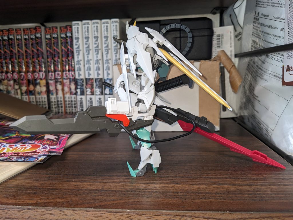 左手にはDXのビームソードを基部に鉄血のオプションパーツ等のジャンクパーツを接着したヒート武装を装備。またバインダー裏にダブルヴァルキュリアソードを懸架出来るようにしました。