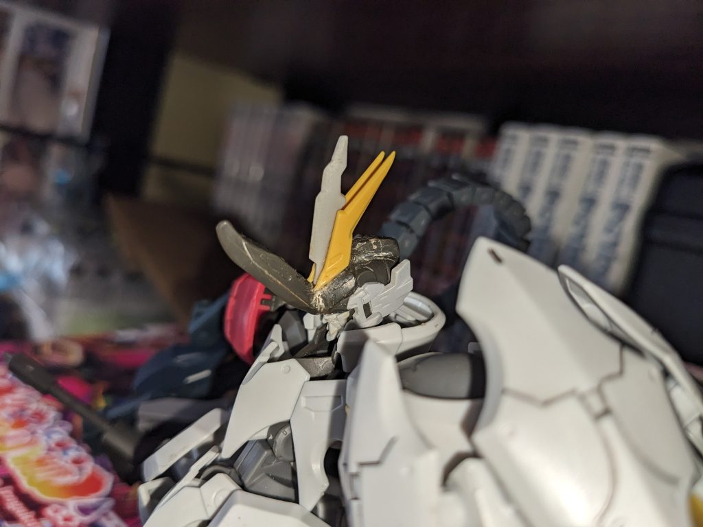 頭部はアスタロトリナシメントをベースにアスタロトのナイフとバルバトス系のアンテナを縦に接着しトールギスの頭部をイメージしたものに変更しました。 恐らくまだまだ変更点が出てくるのでまた進みましたら投稿します