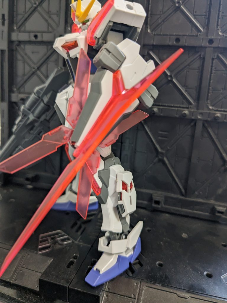 ビルドストライク本体。脚部にユニコーンガンダムサイドアーマー取り付け。シールドはユニコーンガンダムのシールドのサイコフレーム取り付け。