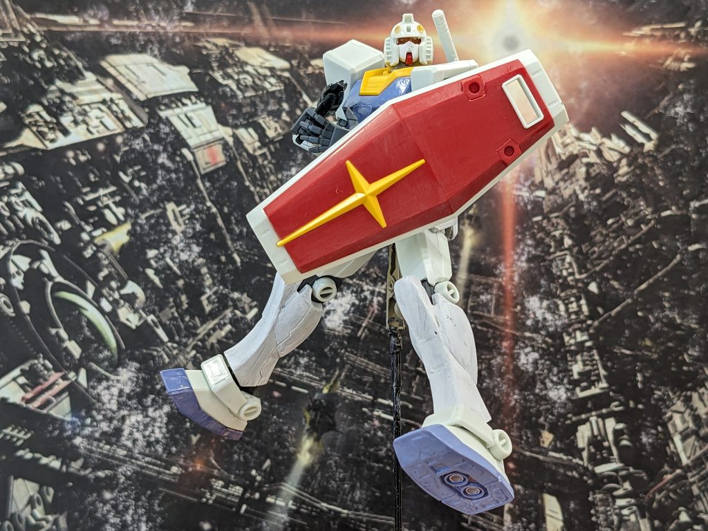 主な設定として、コロニー防衛軍が払い下げのジムⅡをベースに、ガンダムに似せて作ったガンダムヘッドを取り付けたカスタム機体。