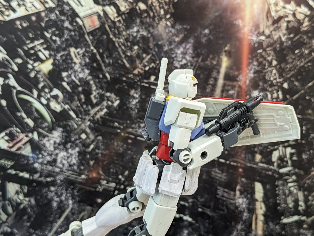 それでも搭載しているのは、民間でも信仰されているガンダム神話に乗っかる為でもあり、ジオン残党を少しでも威圧してコロニーを守る為のものである。