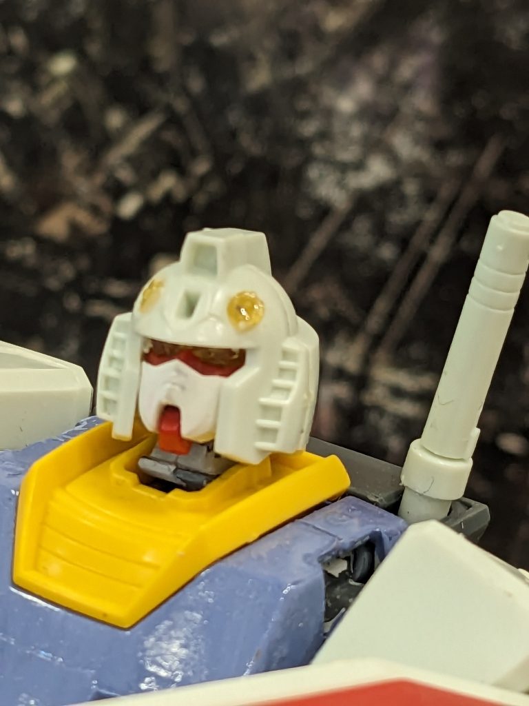 決定的な特徴として、頭部バルカンを排除してセンサーカメラを搭載している。これは、ガンダムのツインアイを技術的に再現をすることが出来ず、あくまでもガンダムに似せる為のダミーである。ただし、ダミーといってもガンダムのツインアイの部分はライトを発光する昨日はあるため暗礁宙域での探索などで活躍できる。 