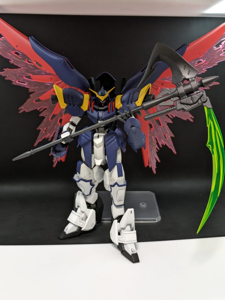 バトルアンカーにビームサイズを取り付けた「ハイ・アンカー」物理が効かない相手にはビームで、ビームが効かないなら物理で、というド安直でアホみたいなビーム鈍器です。デスサイズ付属のビームサイズの柄はグレモリーにはやはり短かったので、バトルアンカーを使っての改造となりました。とはいえただの鈍器にエネルギータンクがあるはずもないので、ビームサイズの柄の一部を円筒形のタンクとして残し、ビーム発生機の下にそのまま配置することにしました。でってにーの翼はそのまま推進力として。ジョイントがあわなかったので、翼側を3mmジョイントだけにし、グレモリーのスラスターのジョイント内面を削って差し込めるようにしてあります。なんでそこ写真撮ってねえんだ。魔法使いのシルエットからは離れますが、悪魔っぽくなるんじゃないですかねーって思ったんですよ。いや死神だっつーの。