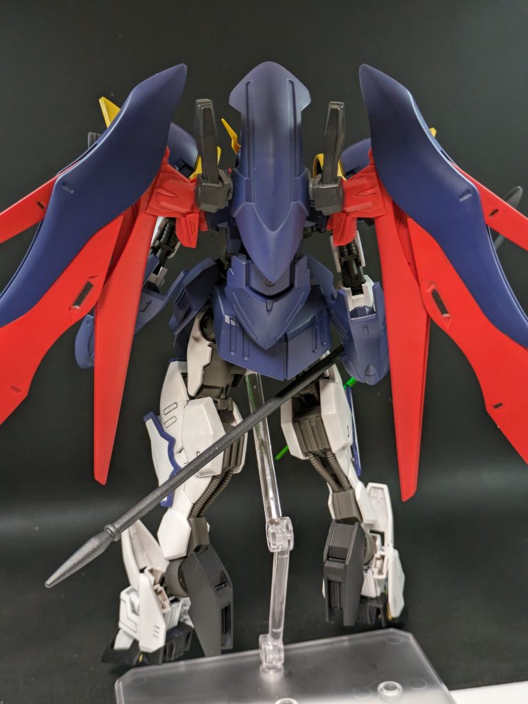 そんなわけで背面から見事にハイパージャマーに隠れてジョイントが見えないでやんの。グレモリーのスラスターでもよかったんですけどね。せっかくなので大きな背負いものを装備してもいいんじゃないかとね。ショルダーアーマーの黄色はデスサイズの意匠から。取り付けたバーニアも同様です。スネ、つま先にはボリュームアップ目的でパーツをぺたり。グレモリーで気になったつま先の短さをデスサイズのもので補っています。The自己満足そしたらスネがほっそ！スネほっっそ！ってなったのであんなんなりました。