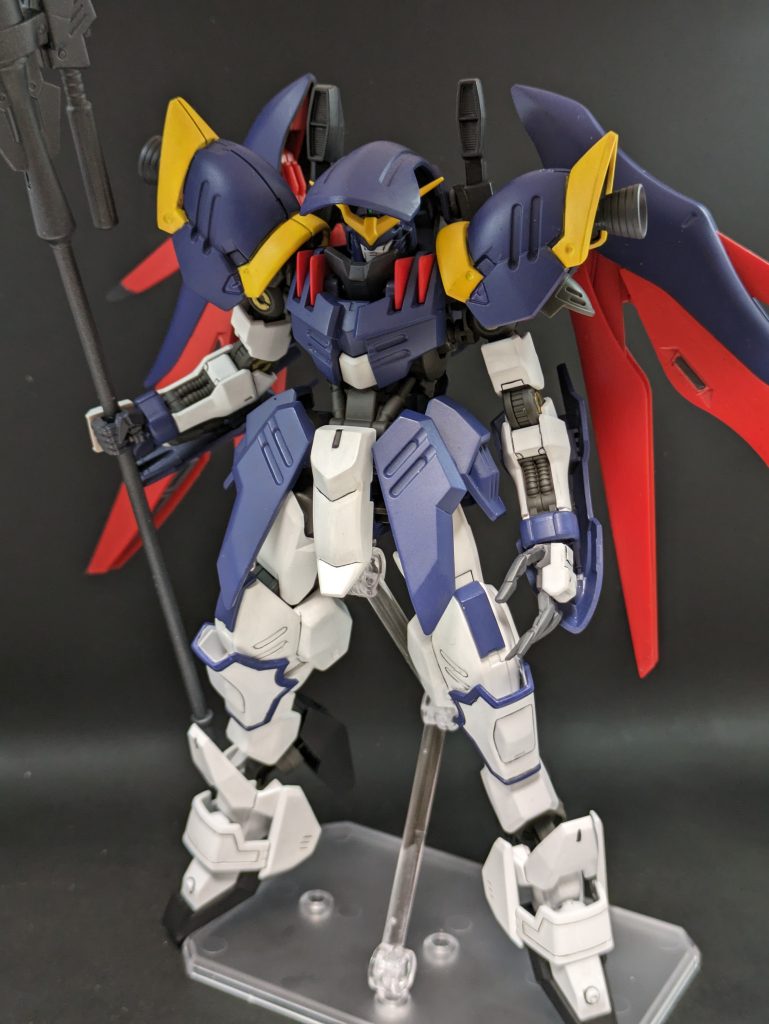 シルエットとしてハイパージャマーは常に正面を向いててほしかったので、ヘッドカバーを動かしてもそうなるように3mmジョイントにて動かせるようにしました。ハイパージャマーとステルス装甲による隠密状態「ハイドモード」。まぁ装甲自体は本来そんな使い方ではないようですが、イメージ的にはマントこそしていないものの、ガンダムWの小説FrozenTeardropの挿絵で見た「魔法使い」ですね。