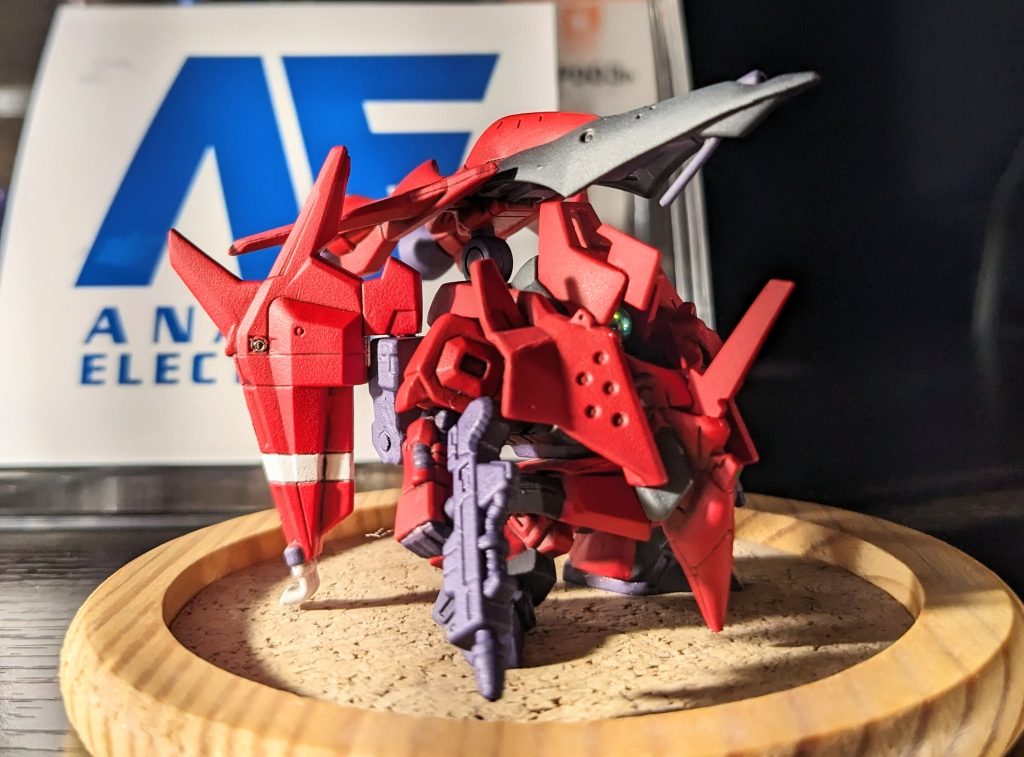 もともとデキが良いので、ロングシールドブースターの接続、スラスターノズル、ワイヤーカッター(たぶん)の作り直し、モノアイ、アポジ類の辺りを簡単に弄った程度です。