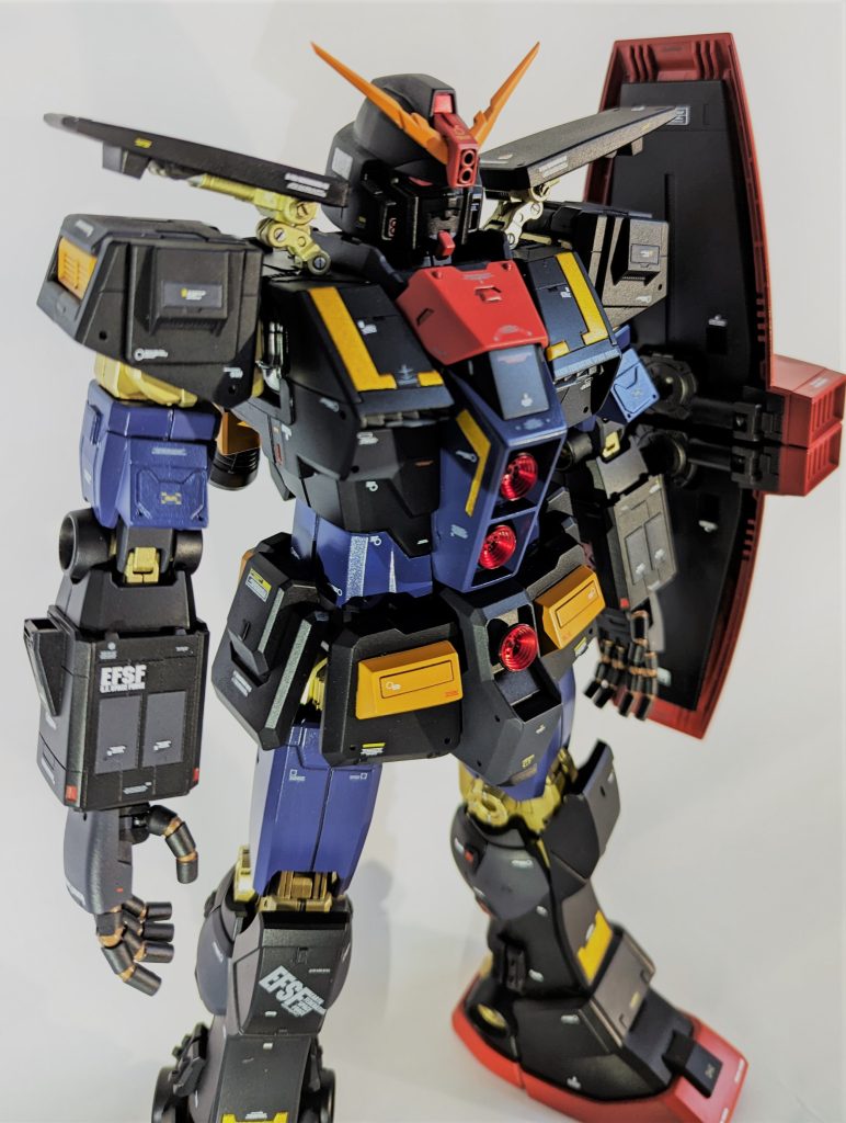 PGにHGを着せるかたちで作成しましたが失敗の連続。ジャンクパーツも組み合わせて3か月かけて完成しました。