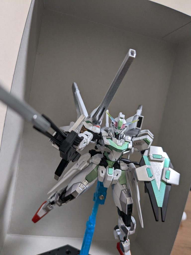色合いは元々の白にシャインシルバーと黒とシンプルな構成に、某企業に仕込まれたサイコフレームをガンダムマーカーのホログリーンで塗装しました。