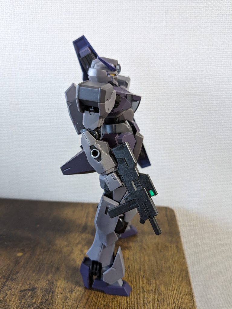 側面シールドなどの装着穴にガンダムマーカーのシルバーで縁取りしました。お手軽ディテールアップで好きです。ウェザリングするときは爪楊枝で銅色ちょんちょんして錆出してもエモいですよね。