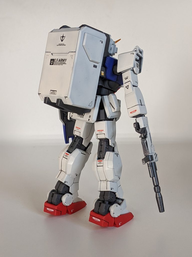 バックショット。ライフルを下向きに構えたせいで登山にしか見えない。