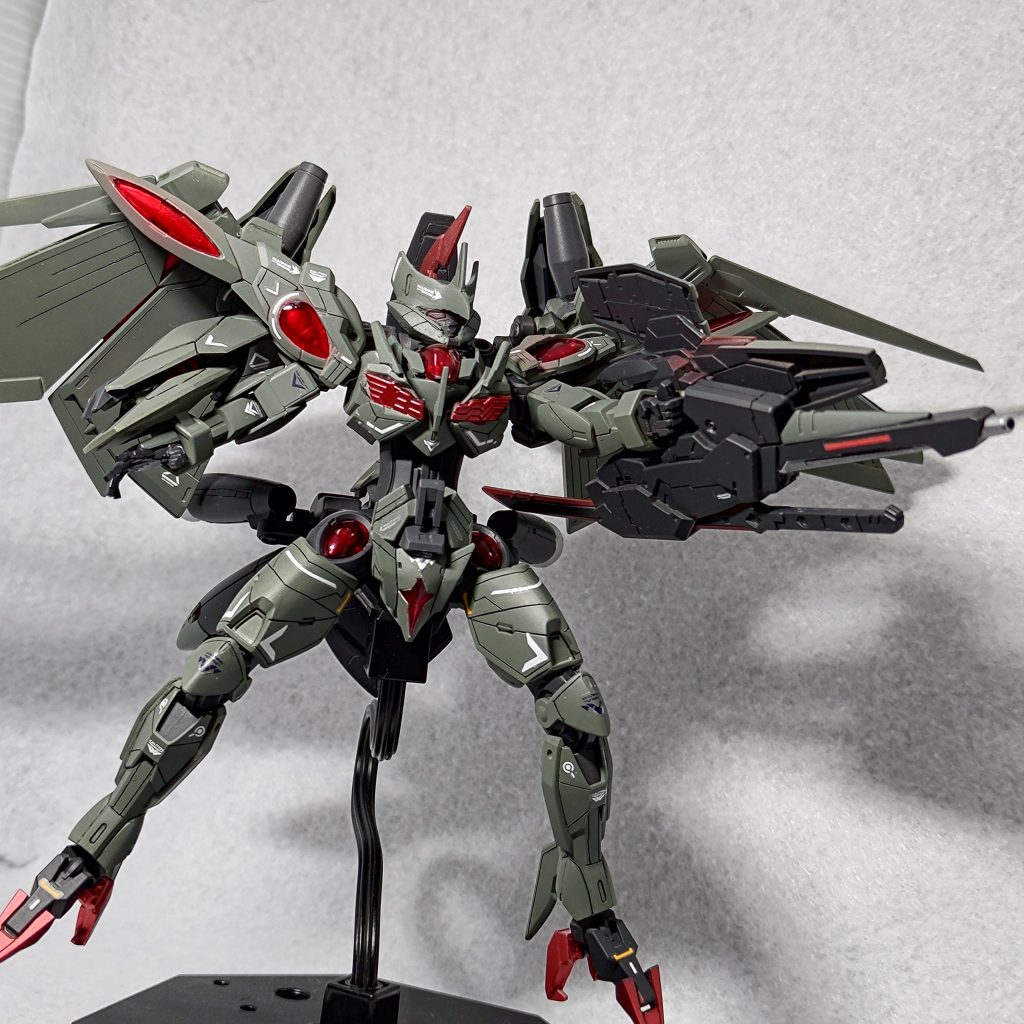 武装バスターライフル左手専用武器ライフルにカタナを収める事が出来る高威力のビームを放てるが残弾は一発故に撃った場合即座に刀を抜き捨てる使い捨て用のライフル