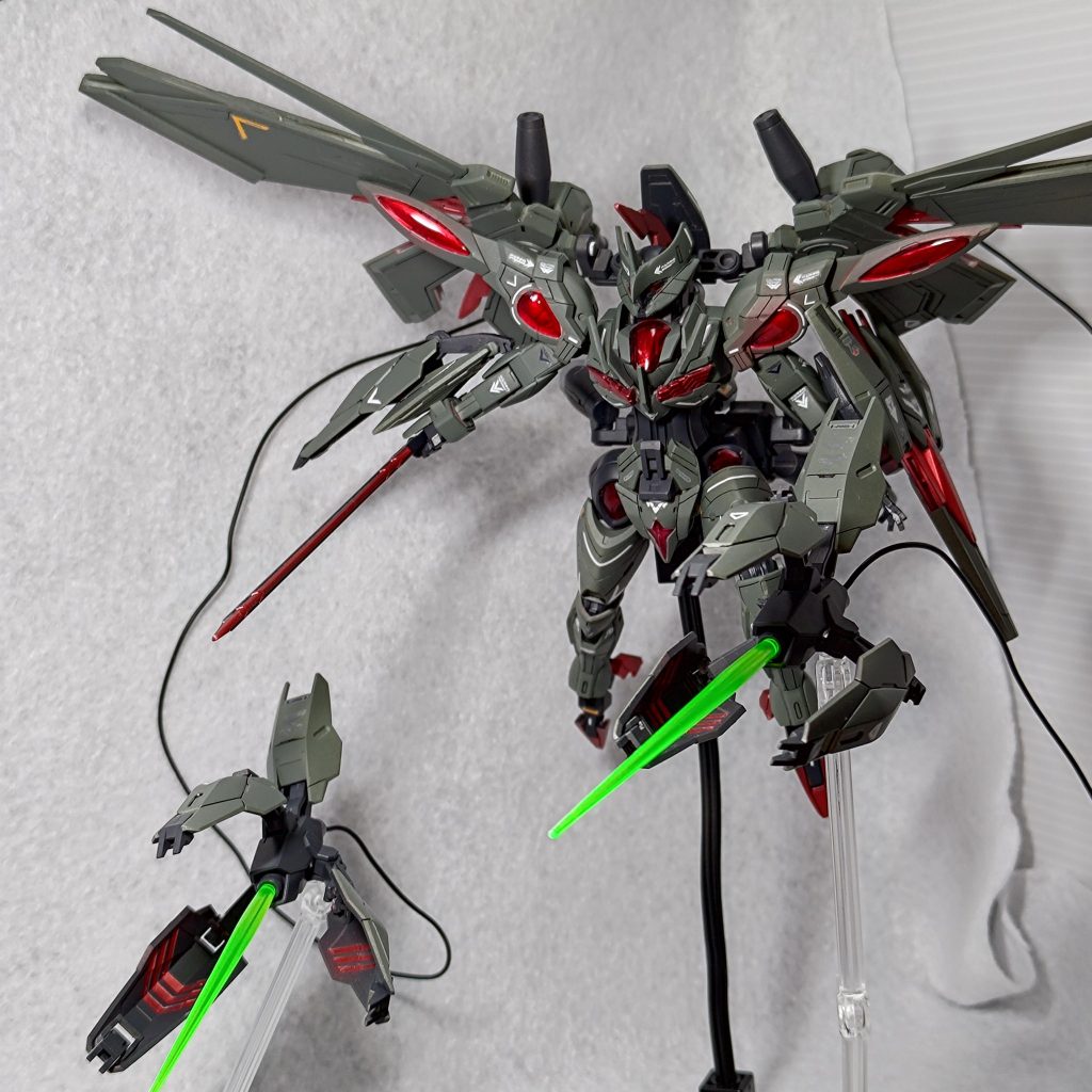 ビームブレイザー×2左右の羽に付けられている2つの頭有線式で有りながらも生物を思わせる動きで敵機を翻弄し油断している合間に高速で近ずき切り捨てる