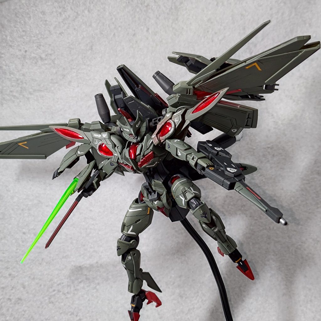 ブースターシールドショートクローシールドブースターシールドは後ろにマウントする事で更に加速する事ができ左手にカタナを持たせることにより右腕のショートシールド内のサーベルを出す事により二刀流になる