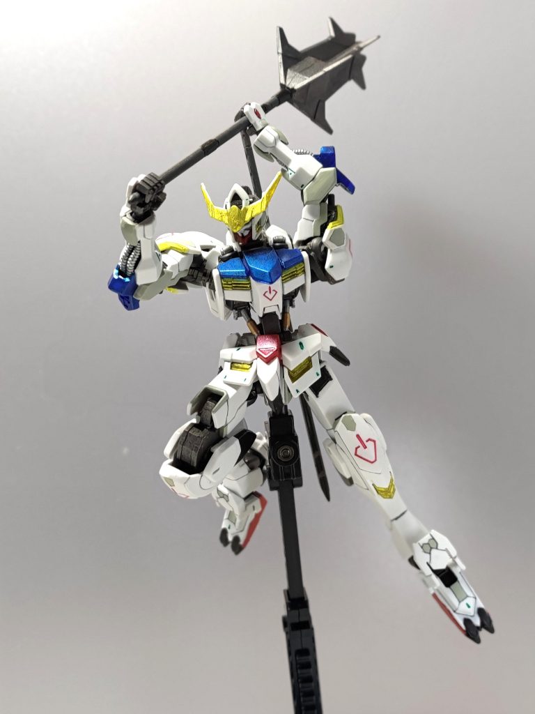 メイスの打撃部位は根元だけ合わせ目を消して、焼鉄色1色塗りです。柄は部分的にメタルブラックを差しました。漫画”孤独のグルメ”で「ソースの味って男の子だよな」という台詞がありますが、メイスを焼鉄色で塗ったときに似たような感想を抱きました