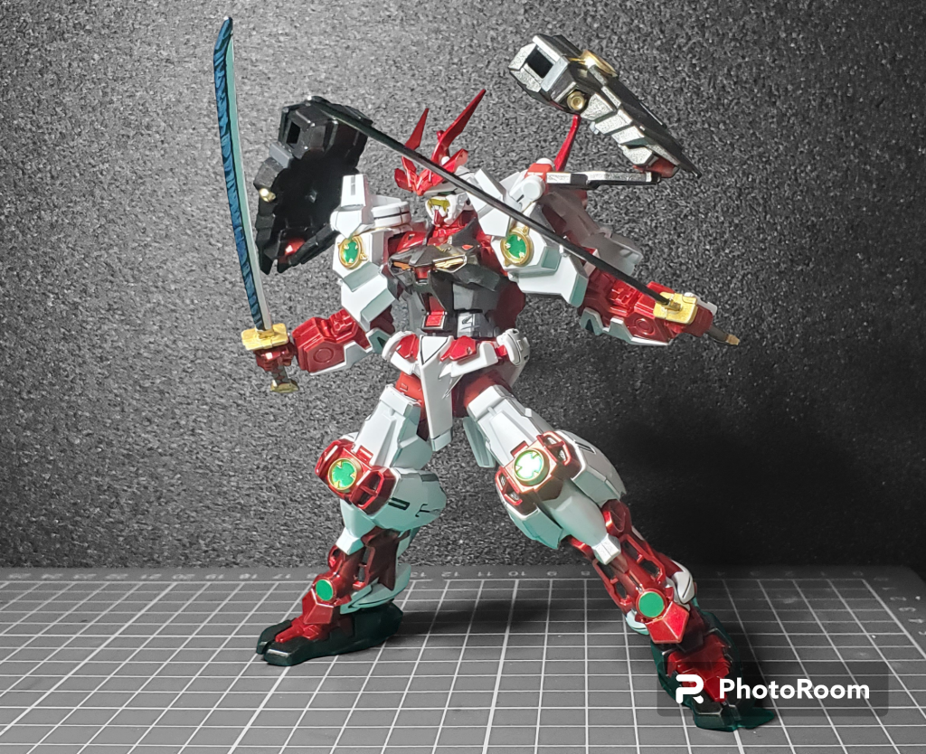 ポージングは膝を曲げると空洞が出来るのと肩を動かすと鬼面とスラスターが接触するので超悩みました😅刀のイメージはゾロの閻魔と黒崎一護の斬月ですﾜﾗ