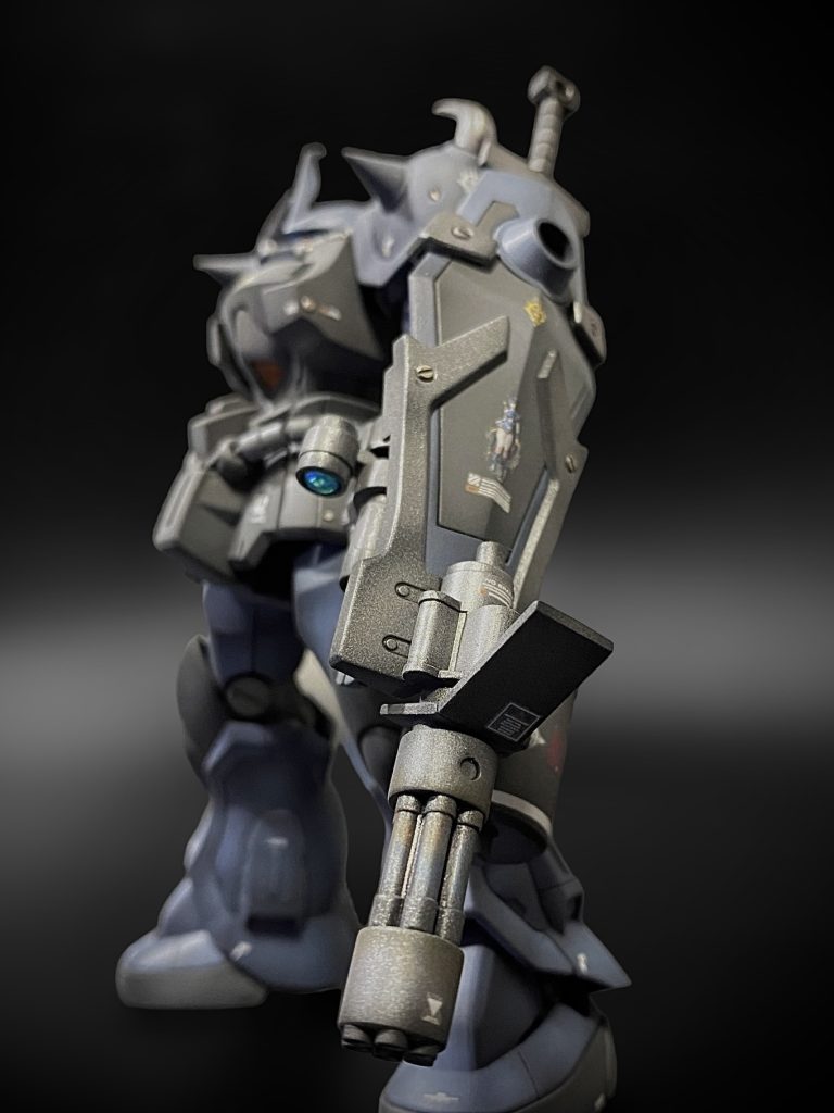 グフカスタムの肝とも言えるシールドガトリングですが…取り回ししにくそうだったのでショートバレルにしちゃいました。好きなグフレディは健在です🩷