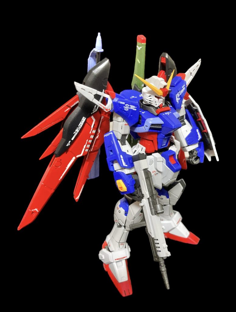 RGはやはり老眼キラーだと言うことを再確認。何が大変だったか?デカール貼りでした。意地で全部貼りました。情報量が増えたのでそれなりにカッコよく見えるようになりました。しかし足がデカい、自立して立たせるためかな?