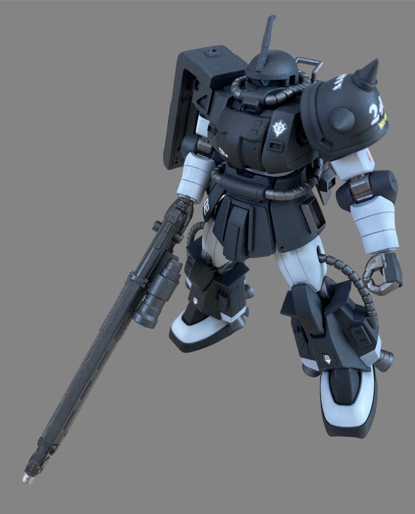 オリジンザクの余剰パーツやプラ板で色々と改造したりしていますが一昨年に作ったものであまり記憶がありません。塗装はジャーマングレー、白い部分は少しグレーを混ぜていると思います。胸部、腰部、スパイクアーマー、ショルダーシールドなどの情報量を増やしています