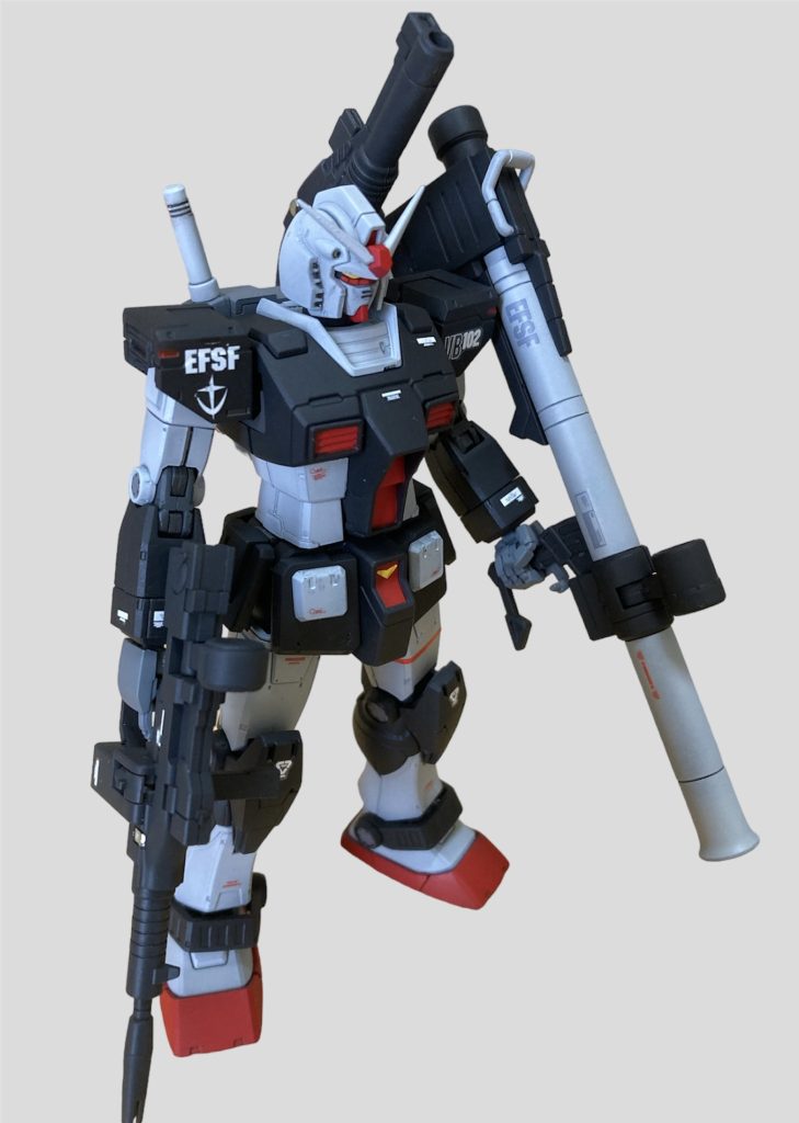 全身武器は前期型?のライフルとバズーカに加えてショルダーキャノンを。塗装は黒は艶消し黒とジャーマングレー、白い部分はMSホワイトとニュートラルグレーをそれぞれ調色しています。赤はシャインレッド、バックパックはニュートラルグレーで。