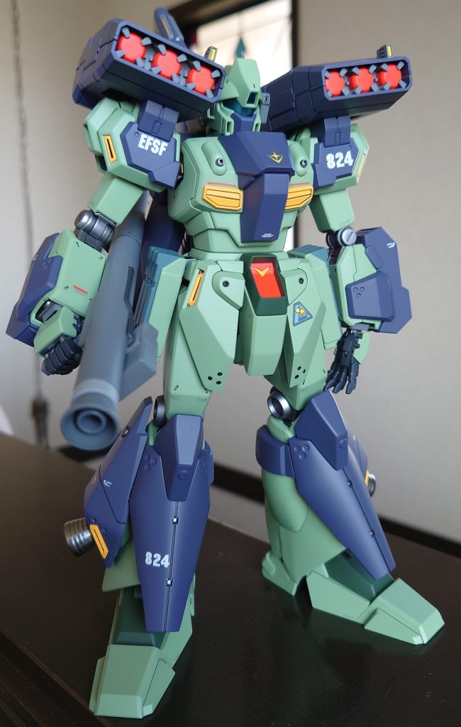 頭部にVCドーム組み込むため穴掘ってたら大失敗。バイザーは泣く泣くそれらしくメタリック&パールカラーでベタ塗り(泣)KPSプラ苦手です。。何となく雰囲気で頭部バルカンはメタルパーツに置き換え。以外は全くノーマルです。内部フレームはフレームメタリック(1)と(2)で適当に塗り分け、グリーンは2色ともダグラムカラー。あとフレームレッド、マンダリンイエローを吹き、デカール貼ったあとにトップコートにプレミアムセミグロスクリアを吹いて完成です。増加装甲のちょっと茶に振ったグレーがどうもあんま好きではなく、色々混ぜてたらこんな色になりました。