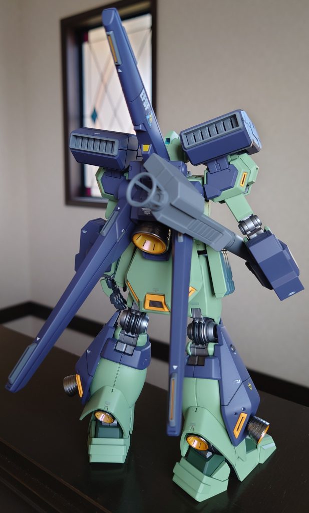 バックショットもとにかくメチャ格好いい!!バーニアはスターブライトアイアン一択且つ吹きっぱなしをポリシーにしてたんですがせっかく黄色別パーツにしてくれてるのでどうしようか暫し悩んだ末にプライマリーメタリックイエローの上から何かのパールカラーを吹き、クリアオレンジで少しグラデーションかけてなかなかいい感じになりました。勿論バーニアはテカテカのグロスフィニッシュです。