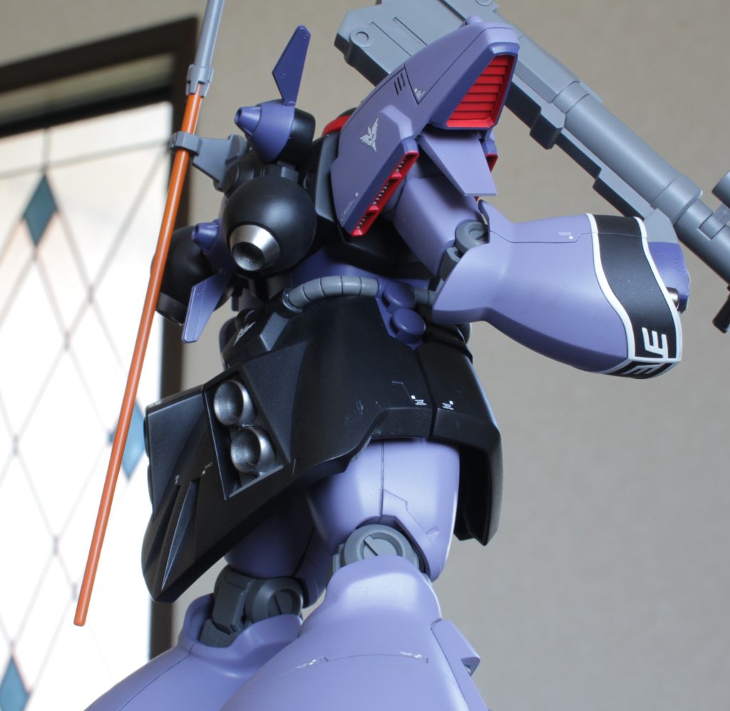 ユニコーン登場の機体は、肩アーマーの3連バーニアがダクト風になってますのでそれらしく作り込みました。