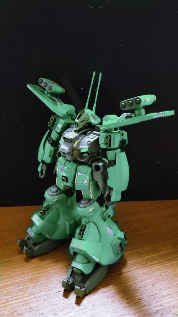 正式の量産機はロングブレードアンテナがない。コスト削減のため、頭後方の2本のロッドアンテナのみに簡略化されている。また、脚部の3連ミサイルポッドもパイロットの希望に応じて装備できるオプション制とした。 写真は一般兵向けの量産型