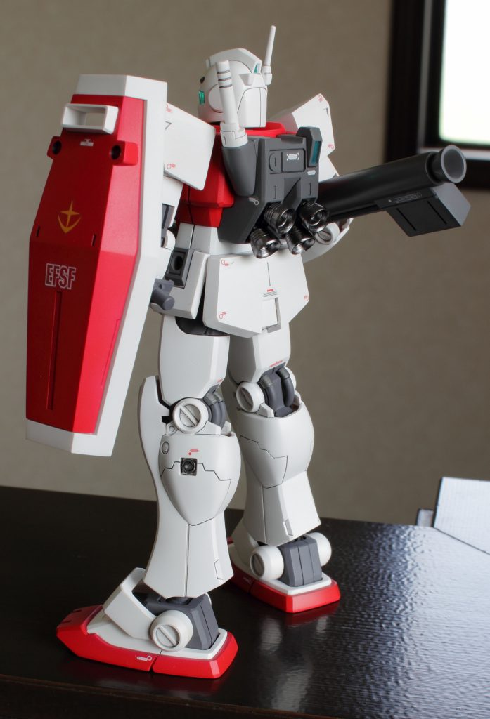 シールドはGMIIIデザートカラーより、膝下はGMIIセミストライカーより、バズーカはエコーズジェガンより持ってきてます発売当時はこんな贅沢しても大した出費にはならなかったんですが。。今じゃ絶対ムリだろな。。