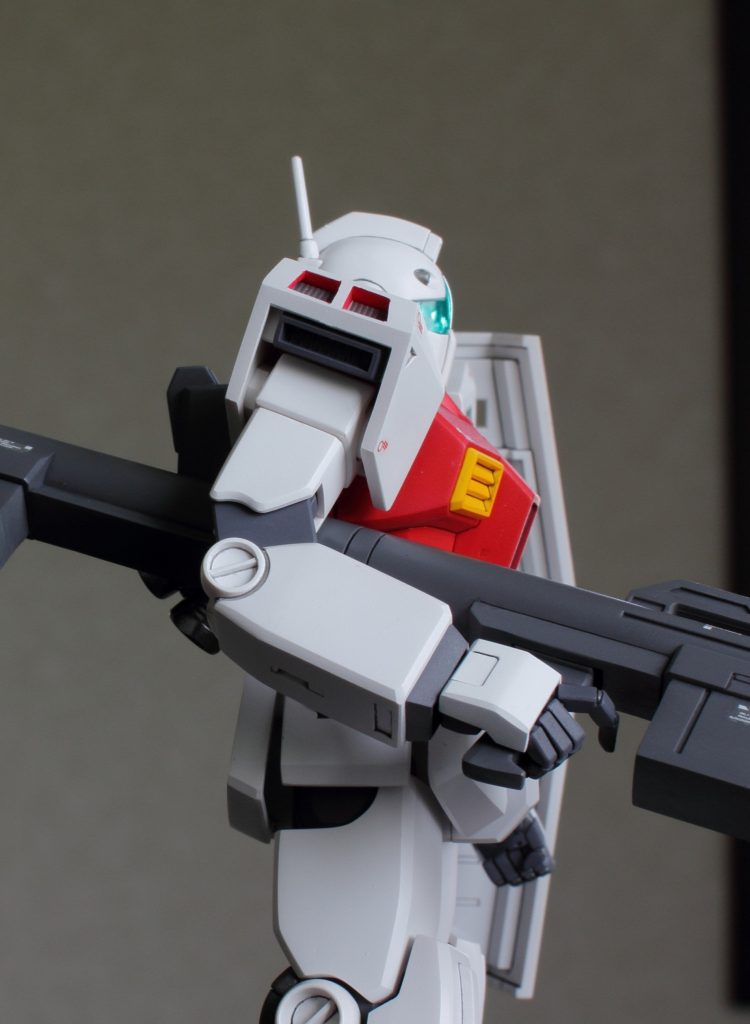 肩アーマーは仕切りを設け、奥にダクト風ディティールを、またその下側が変に間延びした形状になってるので四角いノズル入れて誤魔化しましたあとは手首ジョイント隠し追加と手の甲部品に薄々攻撃を加えました。