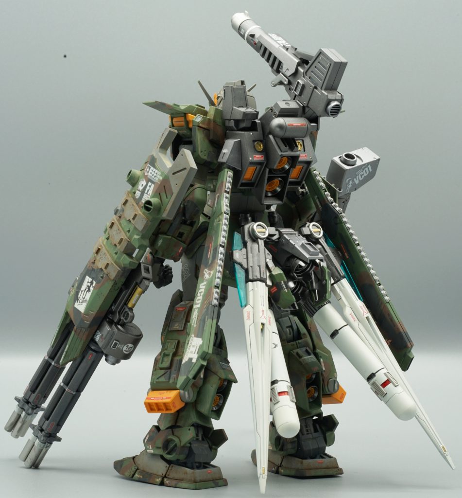 腰にはコトブキヤの追加バーニアとプロペラントタンク、そしてたぶんダブルオーのビームサーベル?を追加。