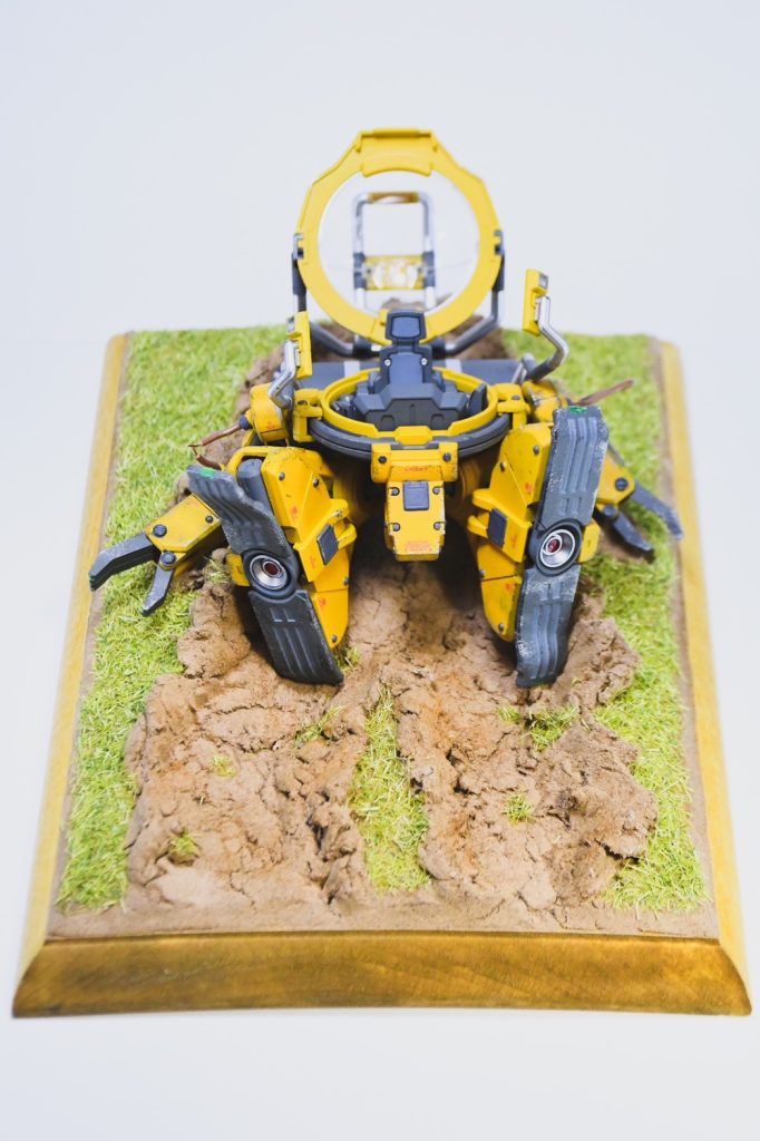 木の土台に粘土で地面を制作、芝生を植えてあの現場を制作しました。