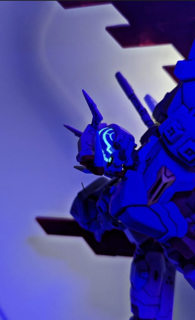 ブラックライトが弱いので、光らせるのはツインアイと側頭部のモールドまでが精一杯です^^;